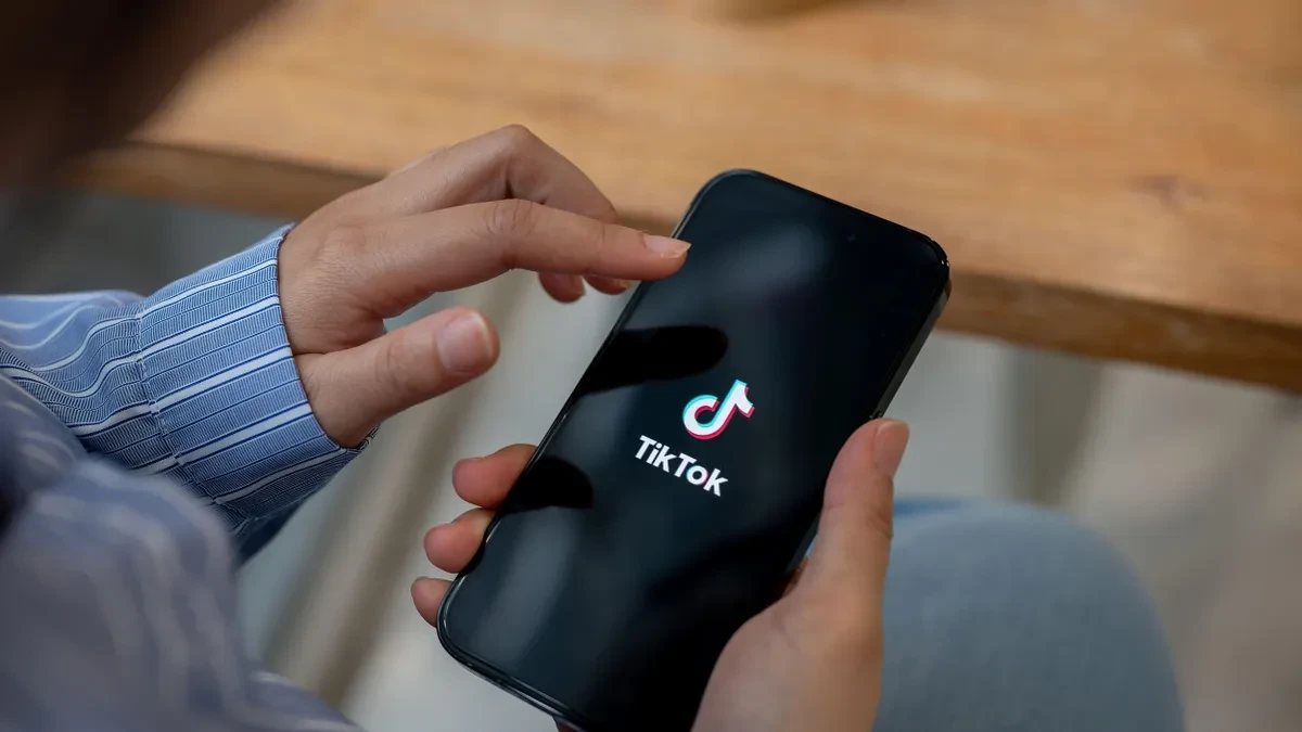 ЕУ УДРИ ПО TIKTOK: Платформата под истрага поради можни пропусти што ги загрозуваат децата на интернет!