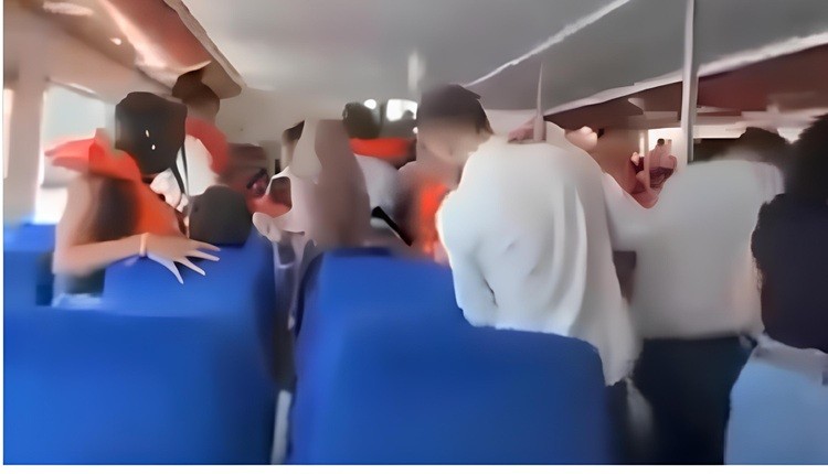 ВИДЕО |Бебиња плачат, патниците панично бараат елеци: Потресна снимка пред превртувањето на фериботот кај Кипар