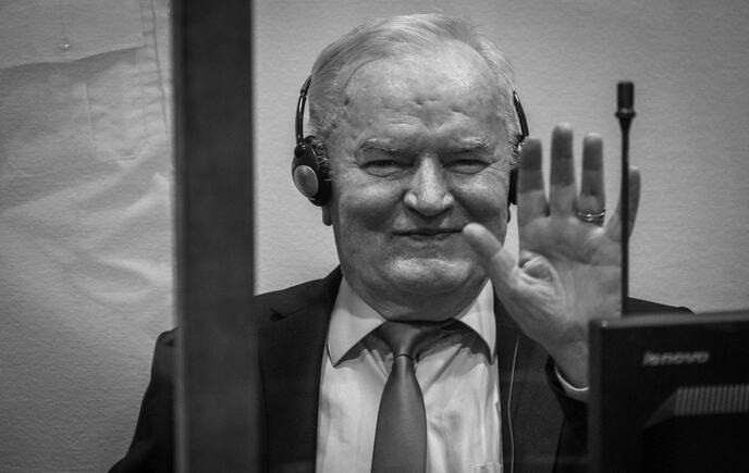 Ратко Младиќ пред камерите во Хаг: Вака изгледаше денот кога му беше потврдена доживотната казна (ВИДЕО)