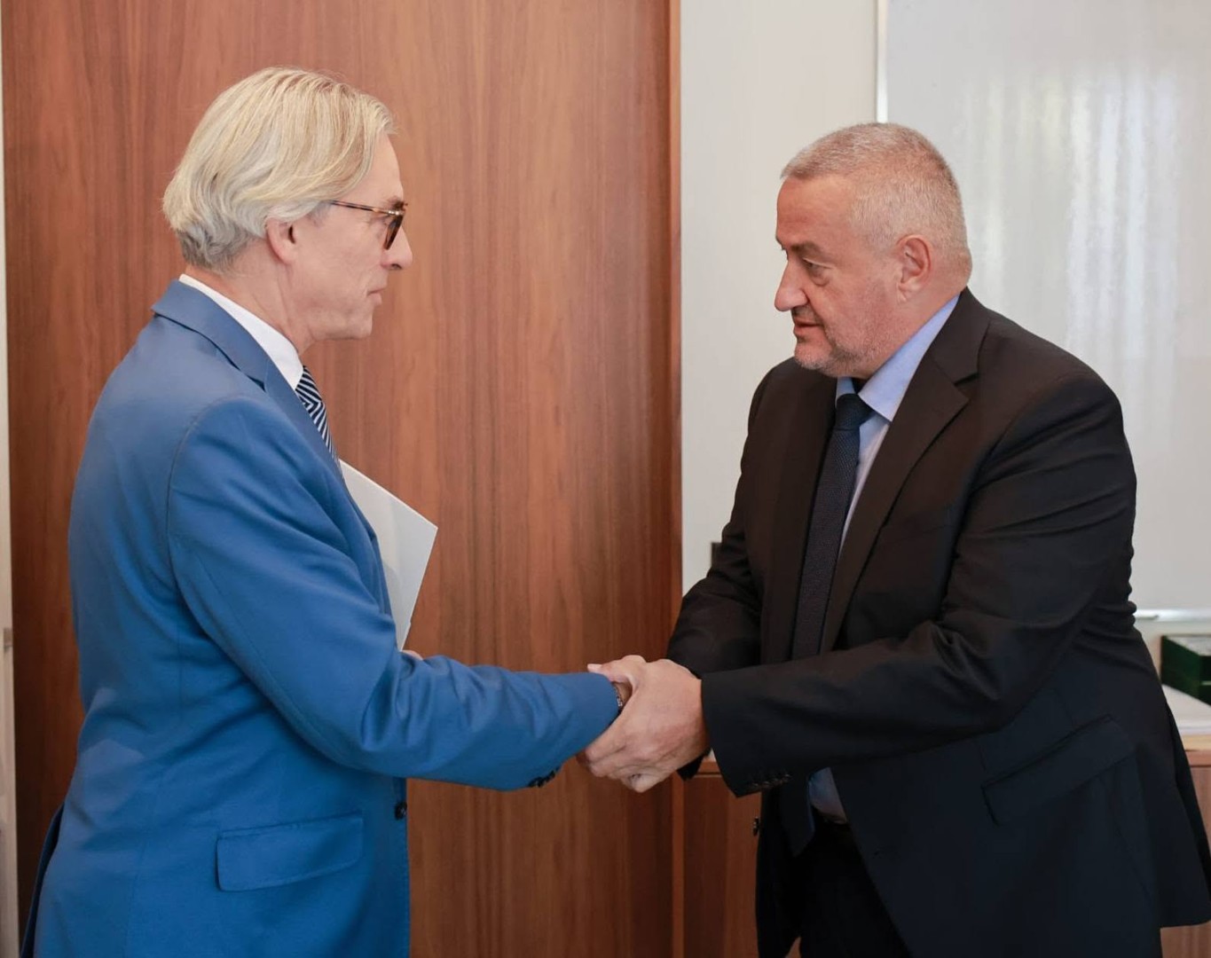 Клековски на средба со Полската амбасада: Донација за болницата во Кочани и продлабочување на соработката во здравството