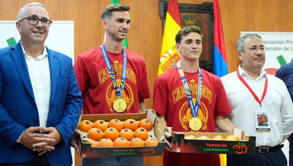 Необична награда за светските шампиони: Руис и Гави добија над 150 килограми домати