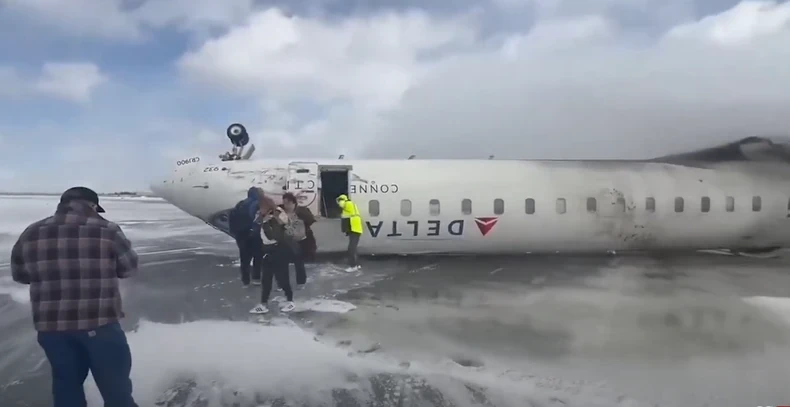 (ВИДЕО) Како играчки на писта: Ветер со огромна сила поместуваше и превртуваше авиони