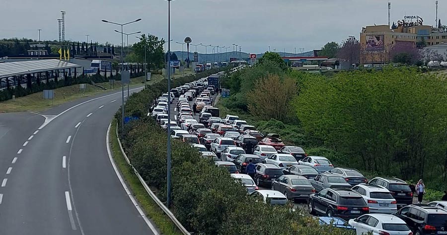 Аларм за патници: До еден час чекање за влез во Грција – еве каде е најголемата гужва