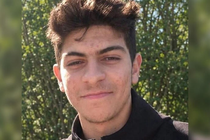 УАПСЕНИ ОЧУВОТ И МАЈКАТА НА ДАРИО (18)! Приведени по терористичкиот напад пред Амбасадата на Израел: Рекол дека оди на шишање, па со ножеви нападнал жандарм! ФОТО