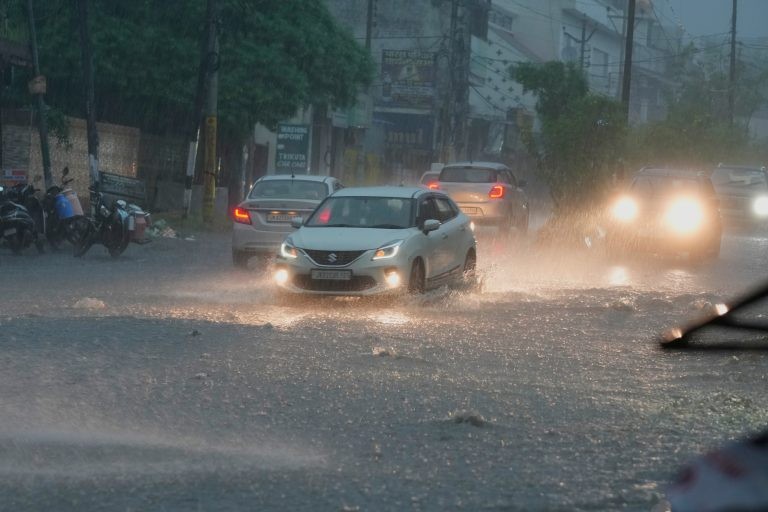 (ВИДЕО) НЕВИДЕНО НЕВРЕМЕ: Поројни поплави, водата носеше автомобили!
