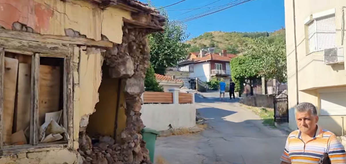 (ВИДЕО) СЕ РАЗБУДИЛЕ ОД СИЛЕН УДАР: Штипјанец тврди дека багер почнал да ја руши неговата куќа додека семејството спиело!