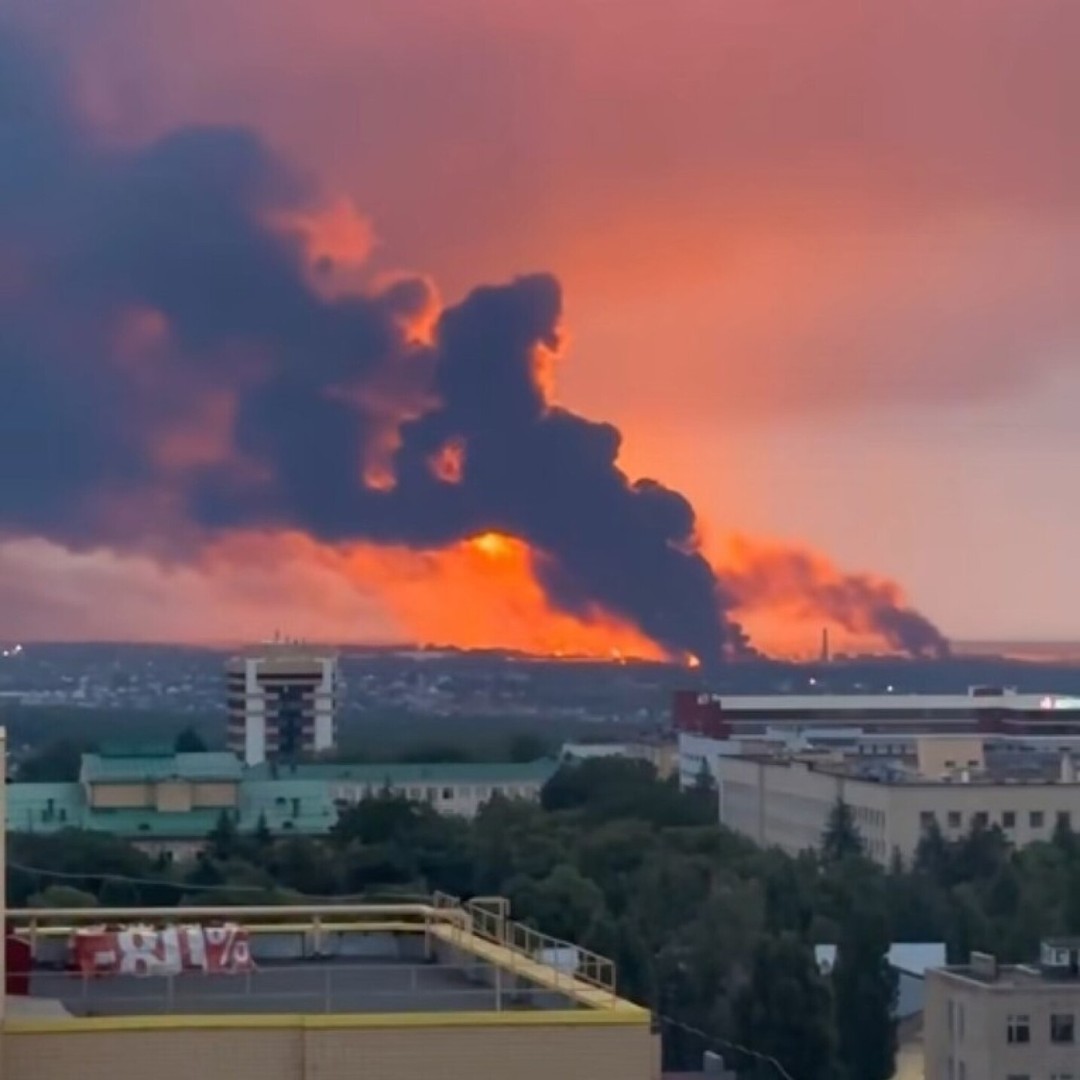 (Видео) Русија повторно на удар: Погодено најголемото сладиште за нафта - пожарникарите на терен!