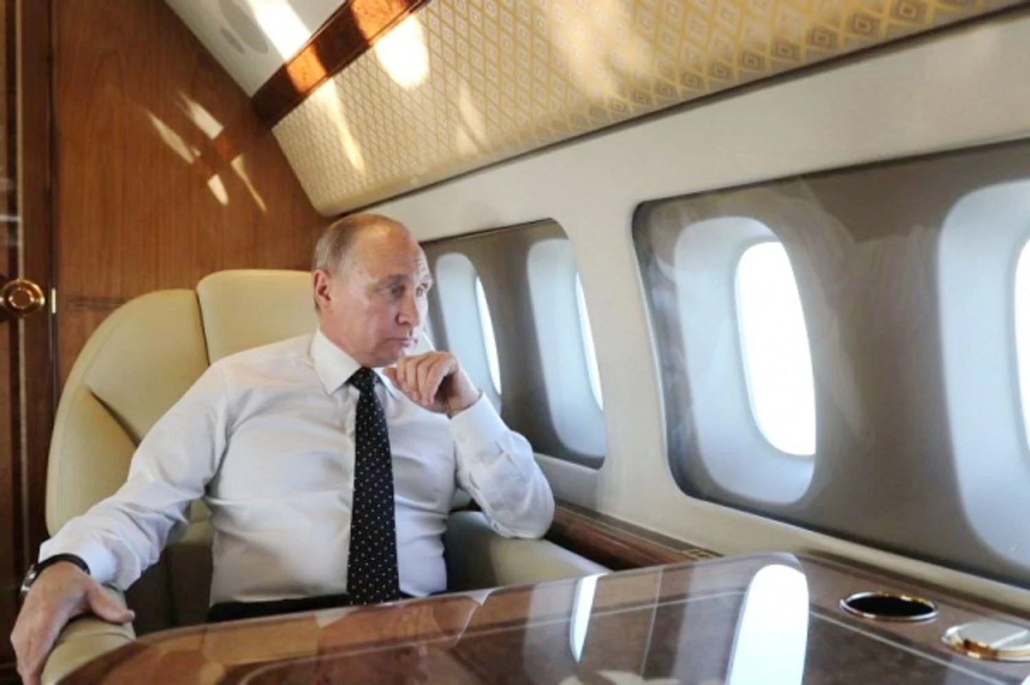 Авиони од флотата што го превезува Путин заглавиле над Москва – не се знае во кој бил рускиот претседател