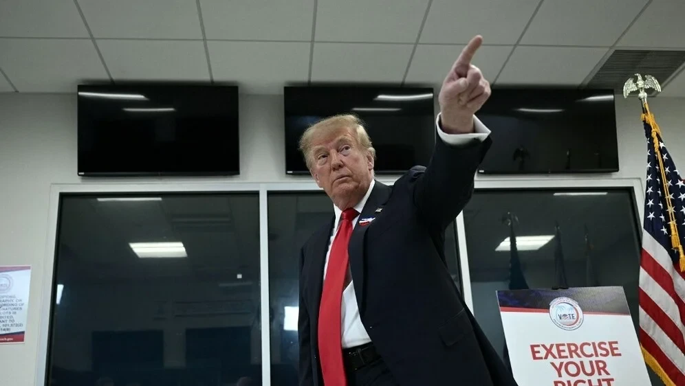 Избори во САД: Трамп гласаше предвреме, па на костумот стави налепница