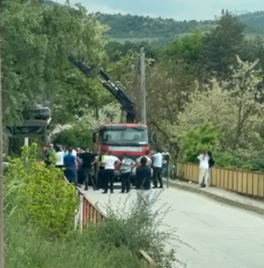 (ВИДЕО) ДРАМАТИЧНА НЕСРЕЌА: Возило излета од патот и заврши во Вардар, шест лица повредени!