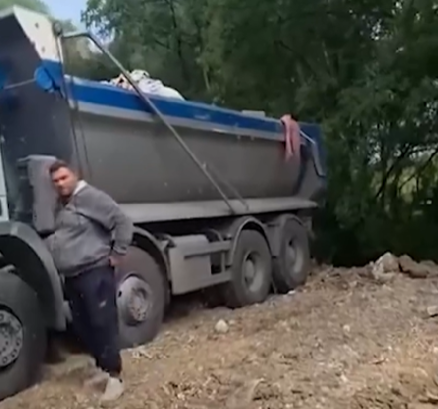 (ВИДЕО) Изречена казна за возачот што фрлаше шут на дива депонија - еве колку!