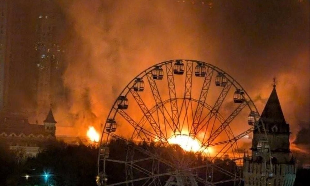 (ВИДЕО) ИЗБУВНА ГОЛЕМ ПОЖАР: Изгоре туристички комплекс, дел од зградата се урнал!
