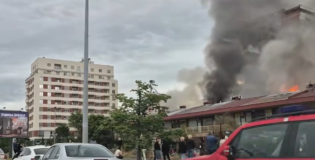 (ВИДЕО) ОГНЕНА СТИХИЈА: Голем пожар зафати трговски центар, густ чад се гледаше низ целиот град!