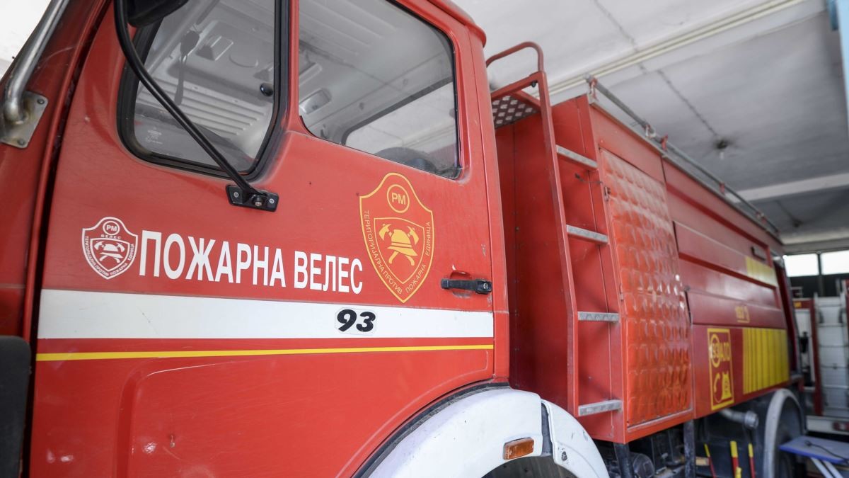 (ВИДЕО) ПОЖАР ВО ВЕЛЕС: Се запали стан - пожарникарите на терен!