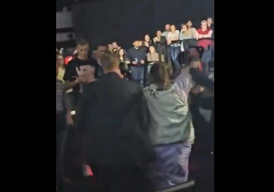(ВИДЕО) ДРАМА ПРЕД ПРВОТО ПОЛУФИНАЛЕ НА ЕВРОВИЗИЈА: Маж исфрлен од салата поради поддршка на Палестина!