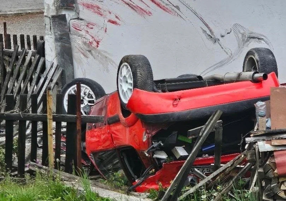 ВИДЕО: Со огромна брзина влета во двор, па се заби во семејна куќа