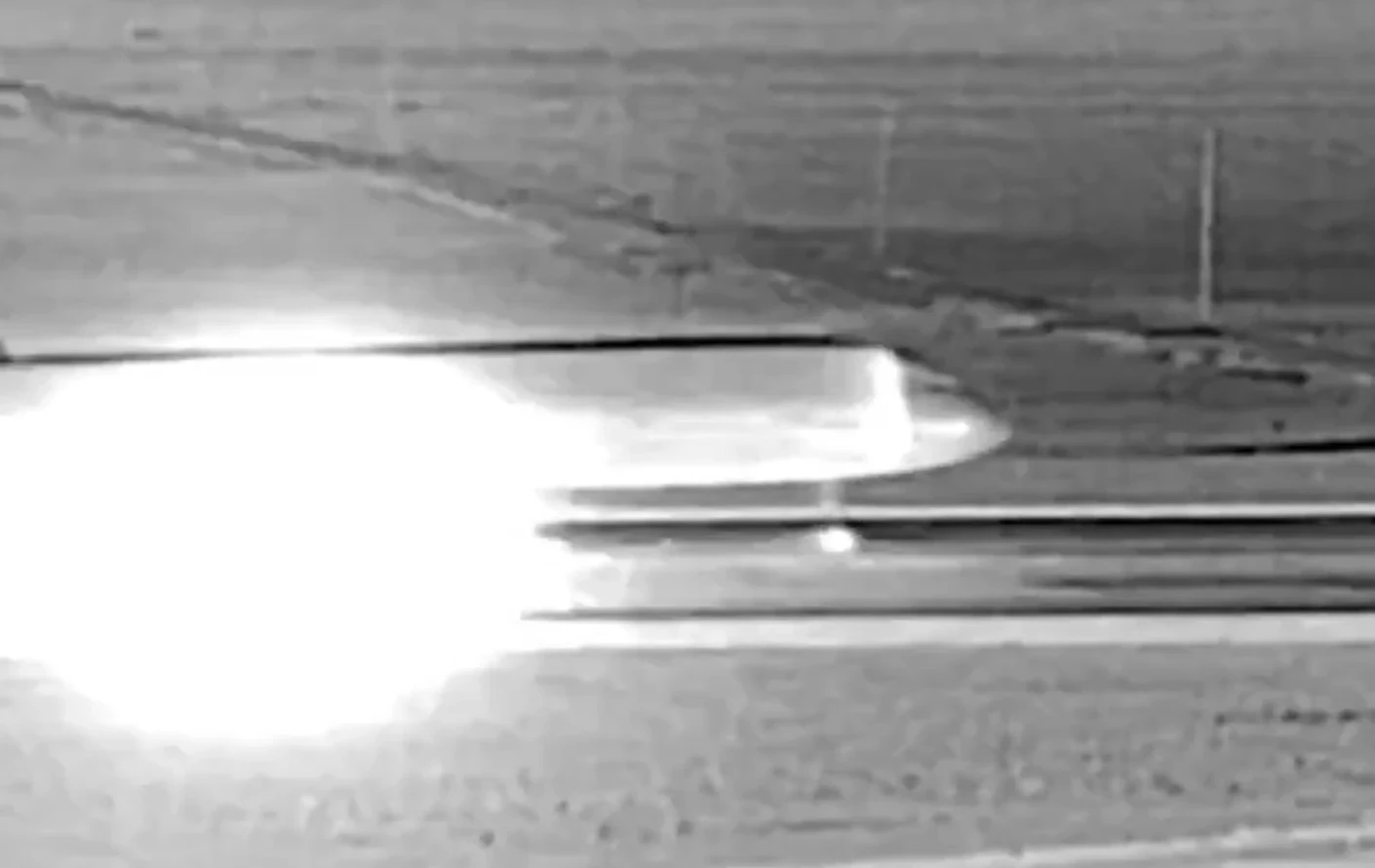 (ВОЗНЕМИРУВАЧКО ВИДЕО) Авион со полна брзина прегази човек на писта!
