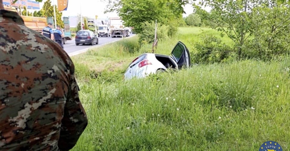 Автомобил заврши во канал - АРМ со драматично спасување на лице место
