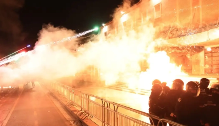 ТЕНЗИИ ВО ТИРАНА: Протест прерасна во насилни судири со полицијата - дали е ова почеток на нова граѓанска војна?